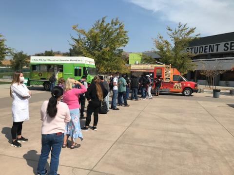 foodtrucslotsofpeople